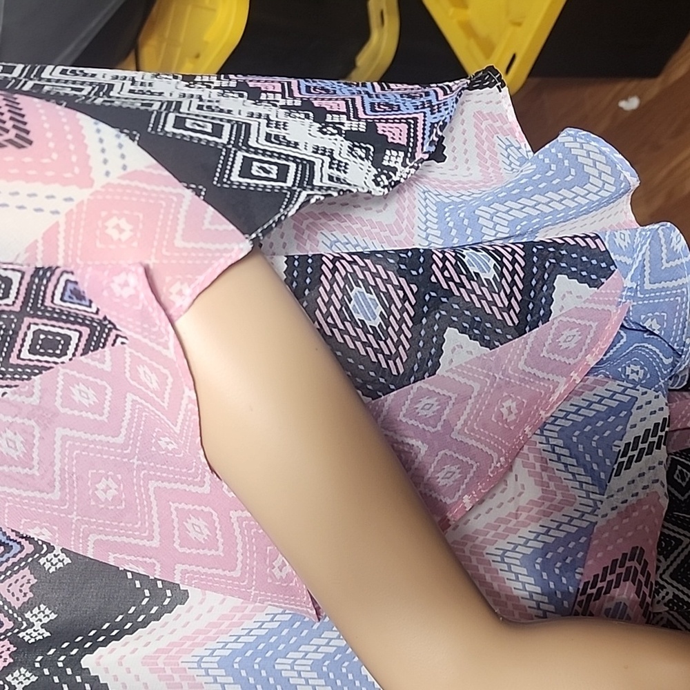 Sarah, Michelle size large Women's Multicolor Patterned Top - Picture 6 of 7